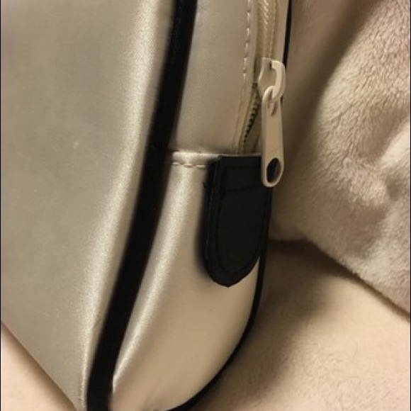 Chanel parfums nylon satin zippered bag ivory w/black RARE Vintage - Picture 3 of 6